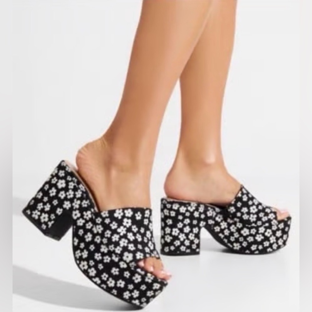 Wild Pair Melborne Platform Slide Sandals - Black Daisy Print - Size 8.5 (NIB)